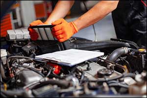 mechaninc changing car filter